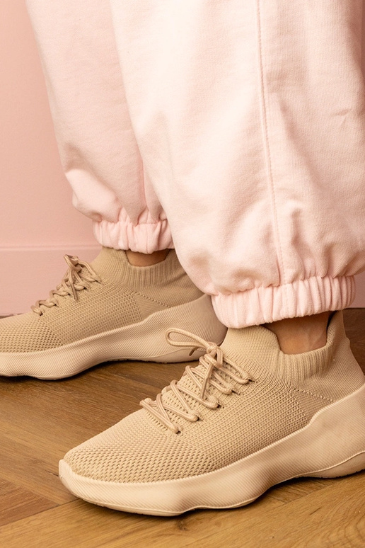 Smilšu krāsas sieviešu sporta apavi...