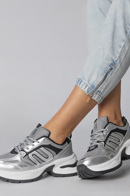 Sudraba sporta kurpes uz masīvas...