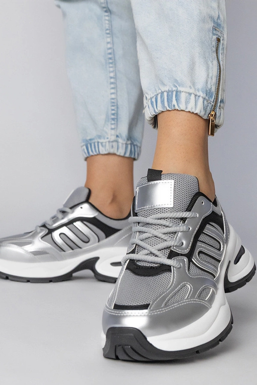 Sudraba sporta kurpes uz masīvas...