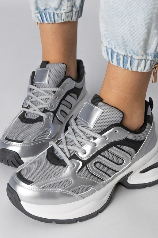 Sudraba sporta kurpes uz masīvas...