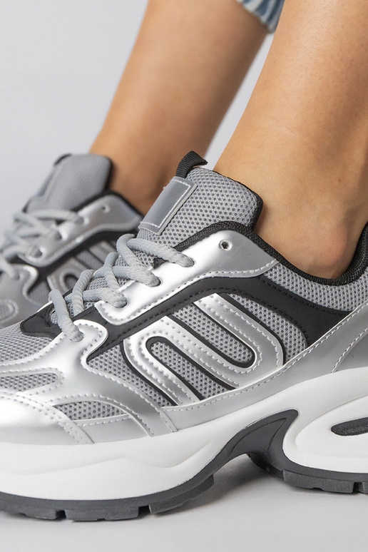 Sudraba sporta kurpes uz masīvas...