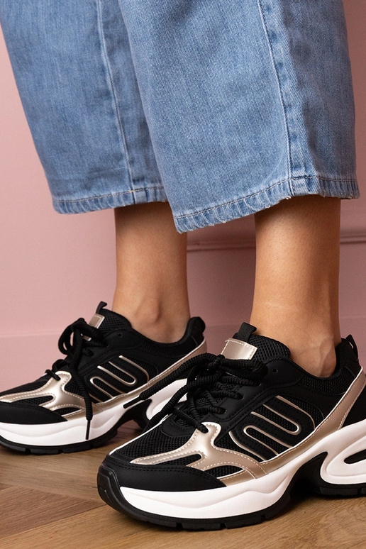 Melni sieviešu sporta apavi uz biezas...