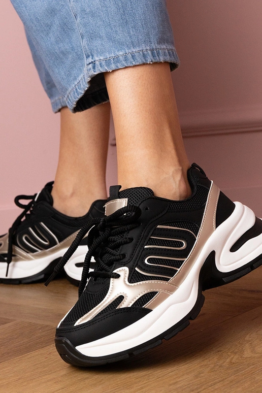 Melni sieviešu sporta apavi uz biezas...