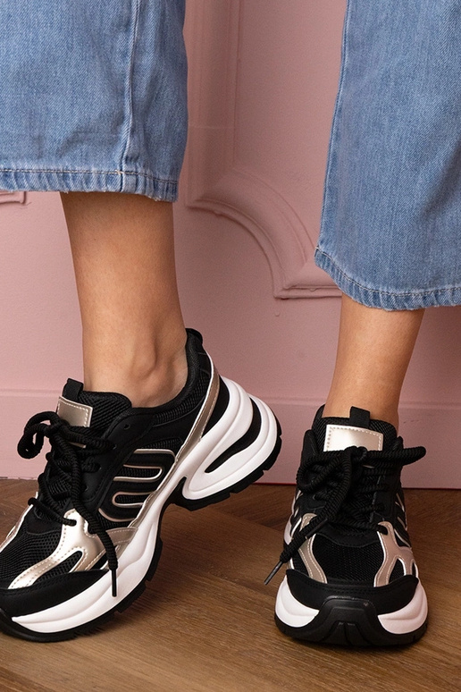 Melni sieviešu sporta apavi uz biezas...