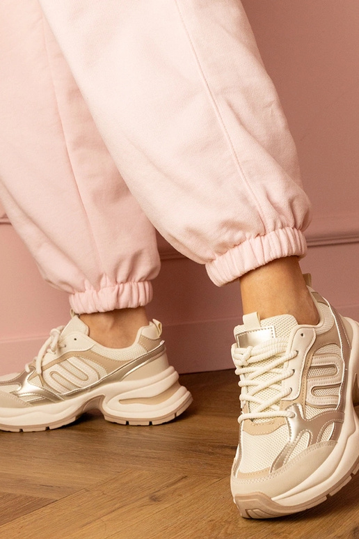 Smilšu krāsas sieviešu sporta apavi...