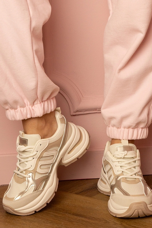 Smilšu krāsas sieviešu sporta apavi...