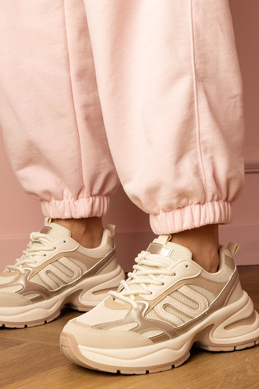 Smilšu krāsas sieviešu sporta apavi...