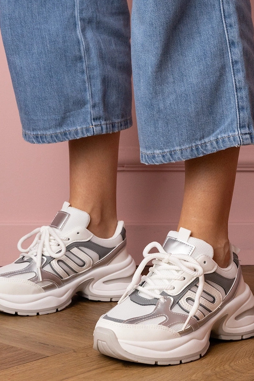 Balti sieviešu sporta apavi uz biezas...