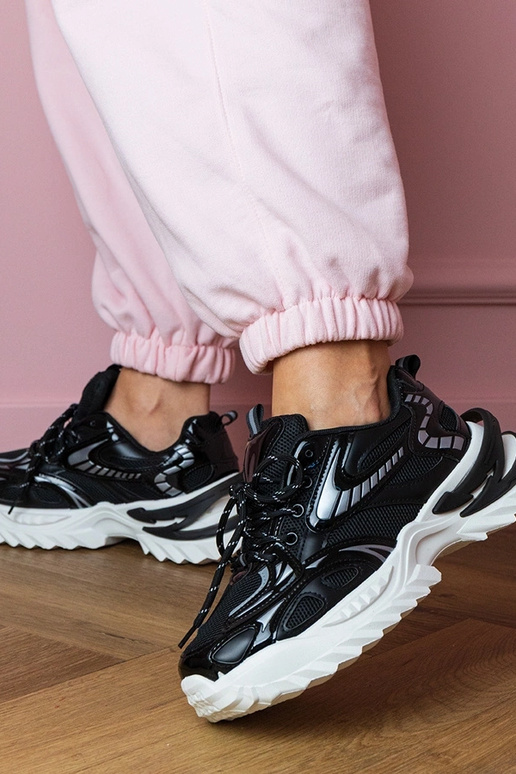 Melni sieviešu sporta apavi uz...