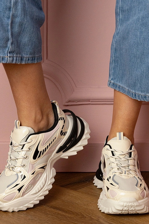 Smilšu krāsas sieviešu sporta apavi...