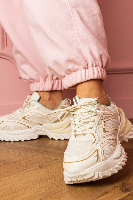 Smilšu krāsas sieviešu sporta apavi...