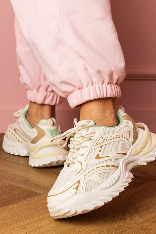 Smilšu krāsas sieviešu sporta apavi...