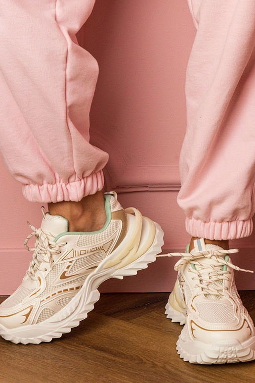 Smilšu krāsas sieviešu sporta apavi...