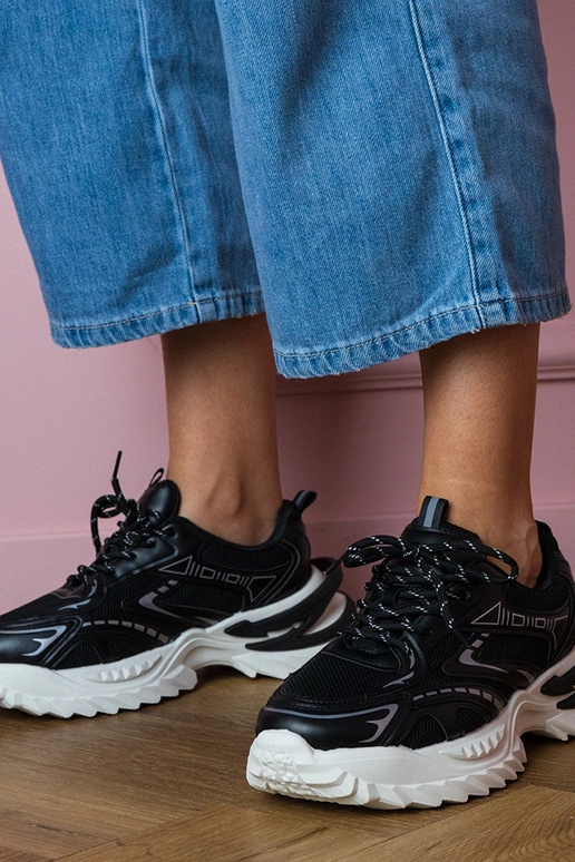 Melni sieviešu sporta apavi uz biezas...