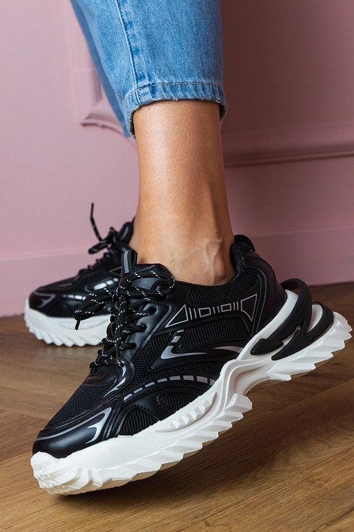 Melni sieviešu sporta apavi uz biezas...