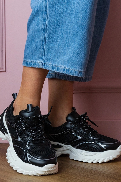 Melni sieviešu sporta apavi uz biezas...