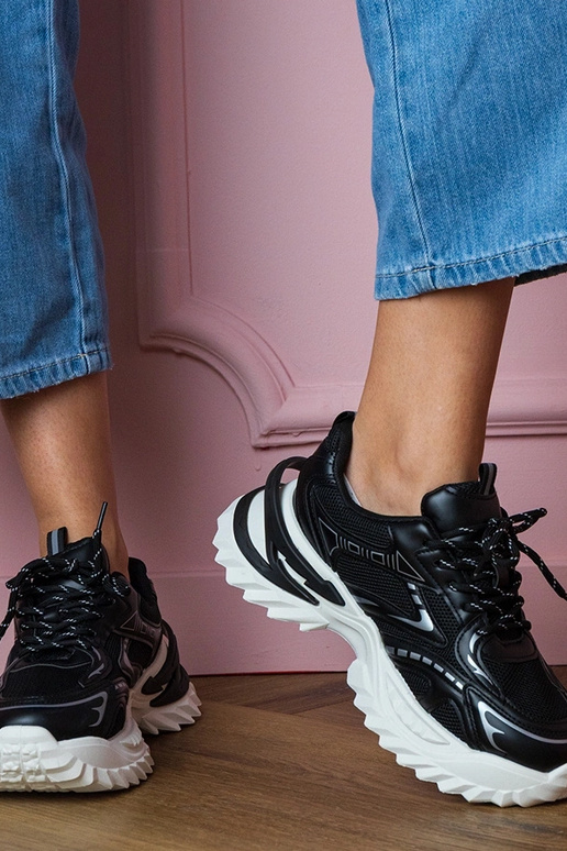 Melni sieviešu sporta apavi uz biezas...