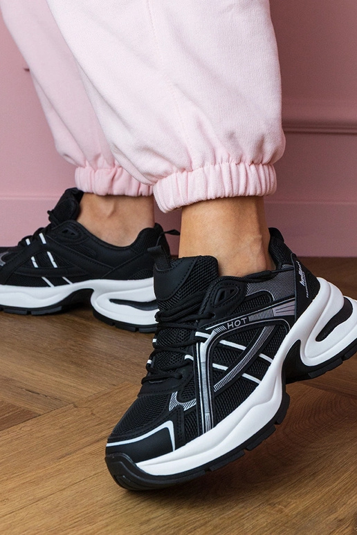 Melni sieviešu sporta apavi uz biezas...