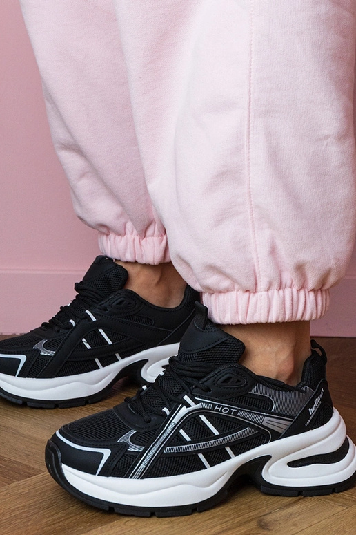 Melni sieviešu sporta apavi uz biezas...