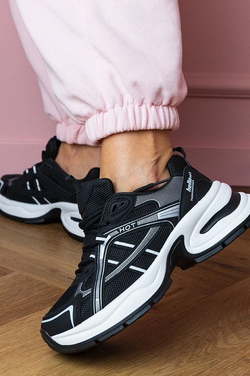 Melni sieviešu sporta apavi uz biezas...