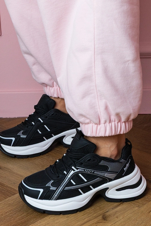 Melni sieviešu sporta apavi uz biezas...