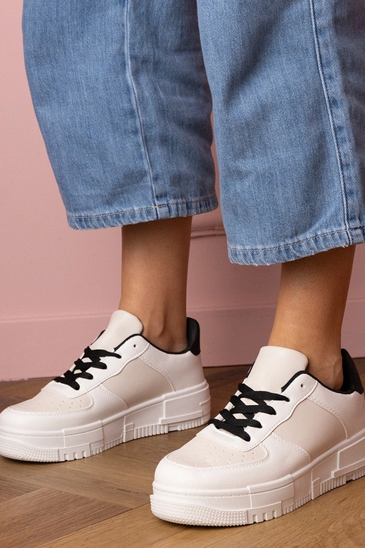 Smilšu krāsas sieviešu sporta apavi...