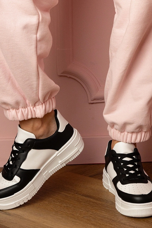 Melni sieviešu sporta apavi uz...