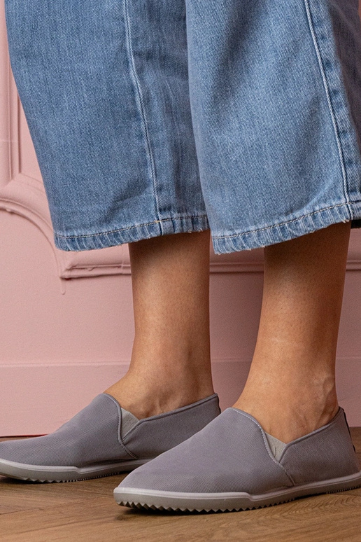 Pelēkas sieviešu sportiskās sandales...