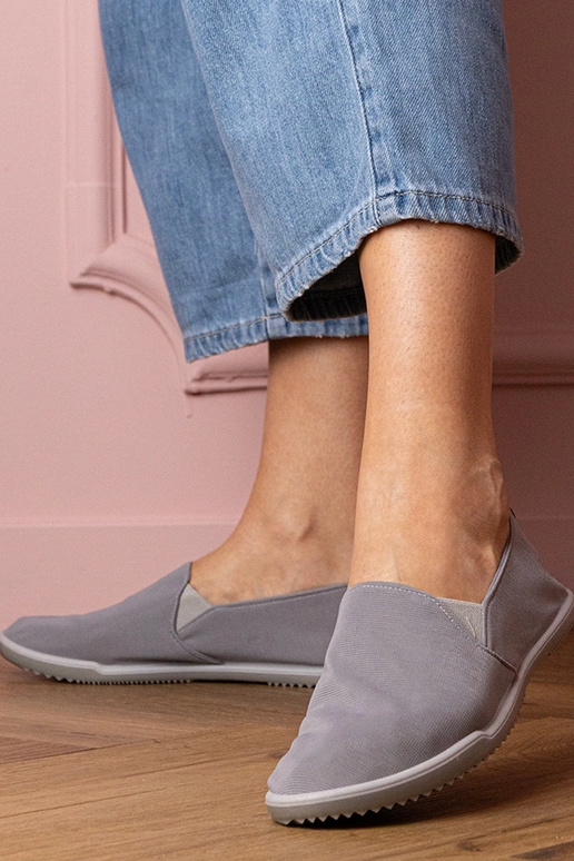 Pelēkas sieviešu sportiskās sandales...