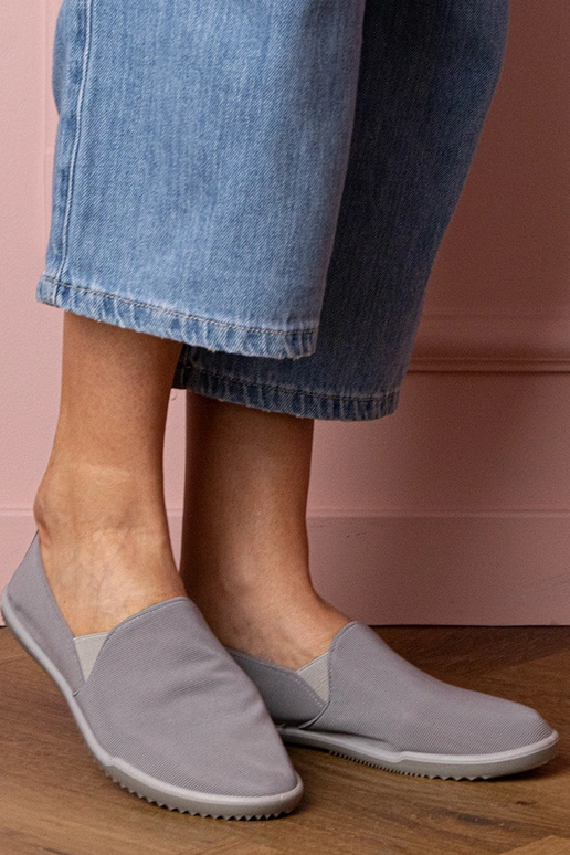 Pelēkas sieviešu sportiskās sandales...