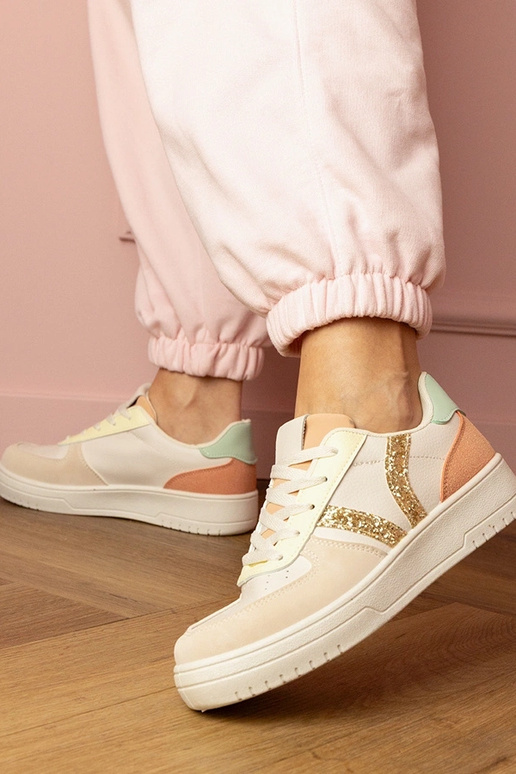 Smilšu krāsas sieviešu sporta kurpes... Smilšu krāsas sieviešu sporta kurpes...