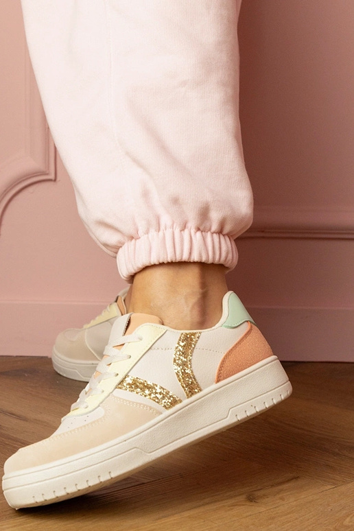 Smilšu krāsas sieviešu sporta kurpes... Smilšu krāsas sieviešu sporta kurpes...