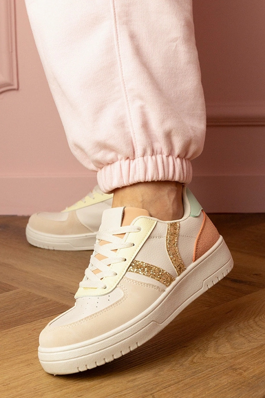 Smilšu krāsas sieviešu sporta kurpes... Smilšu krāsas sieviešu sporta kurpes...