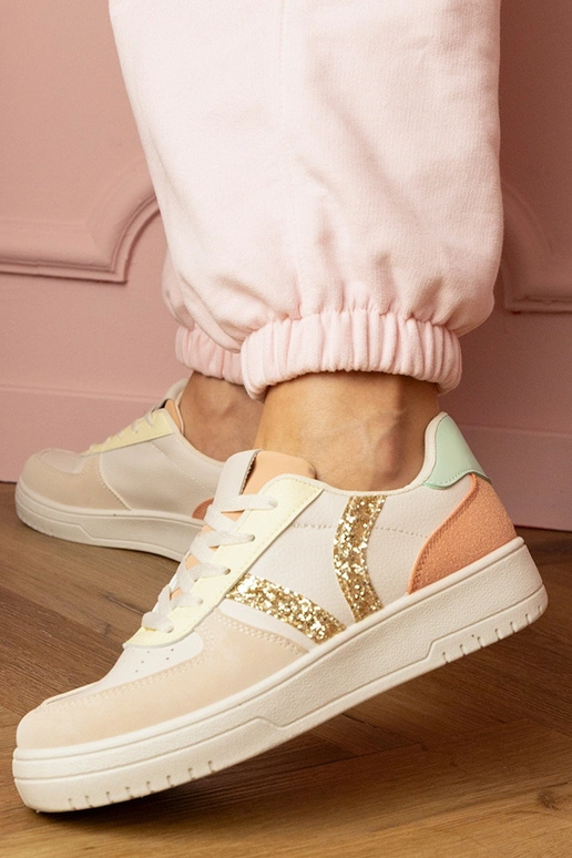 Smilšu krāsas sieviešu sporta kurpes... Smilšu krāsas sieviešu sporta kurpes...