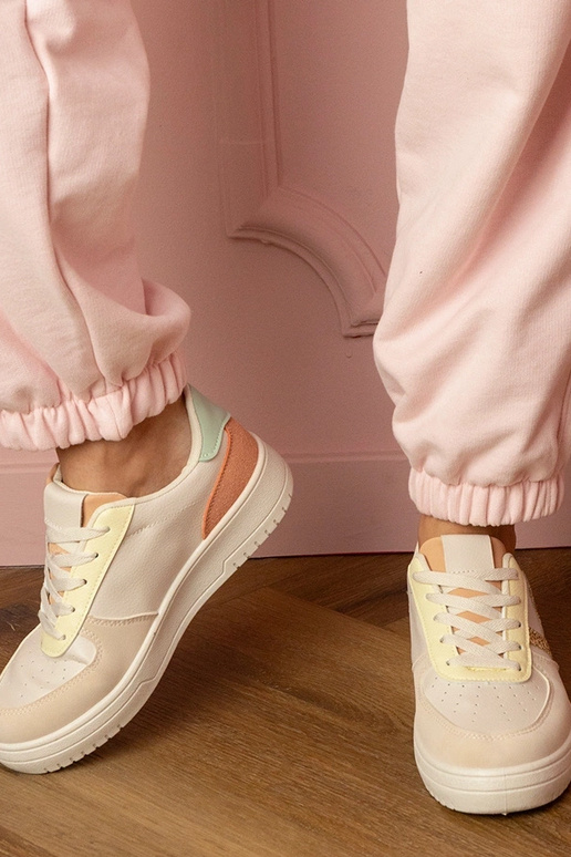 Smilšu krāsas sieviešu sporta kurpes... Smilšu krāsas sieviešu sporta kurpes...