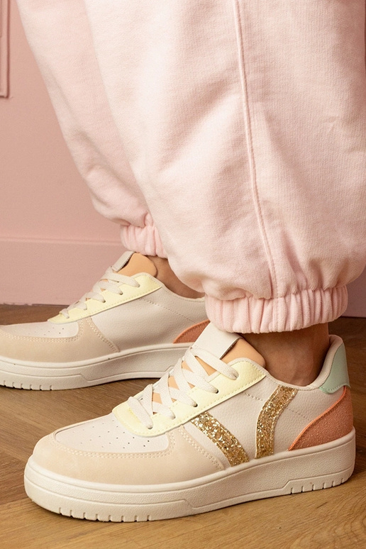 Smilšu krāsas sieviešu sporta kurpes... Smilšu krāsas sieviešu sporta kurpes...