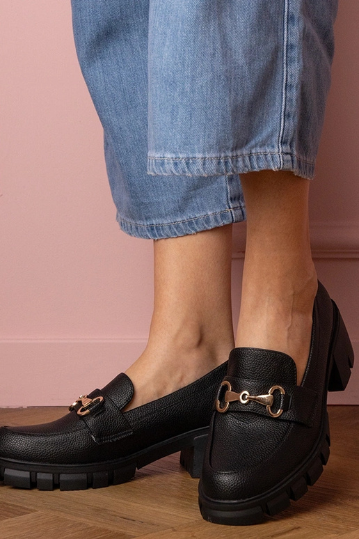 Melnas sieviešu puszābaki uz zema... Melnas sieviešu puszābaki uz zema...