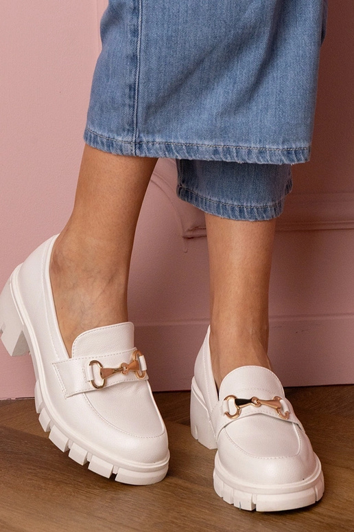 Baltas sieviešu puszābaki uz zema... Baltas sieviešu puszābaki uz zema...