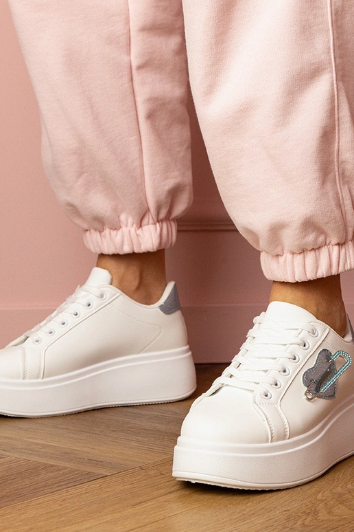 Balti sieviešu sporta apavi ar zilu... Balti sieviešu sporta apavi ar zilu...