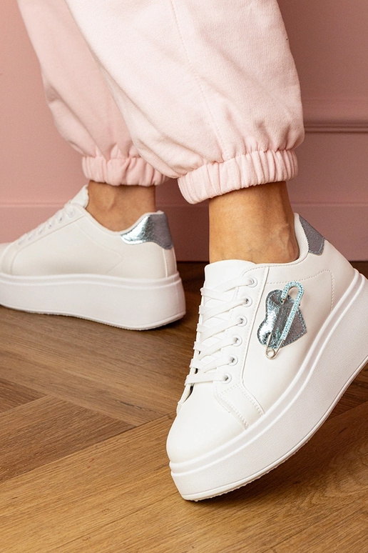 Balti sieviešu sporta apavi ar zilu... Balti sieviešu sporta apavi ar zilu...