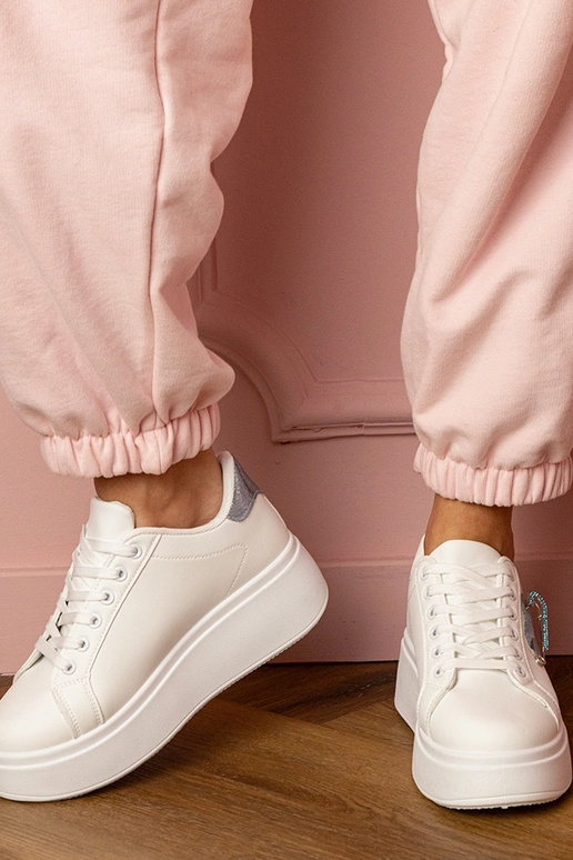 Balti sieviešu sporta apavi ar zilu... Balti sieviešu sporta apavi ar zilu...