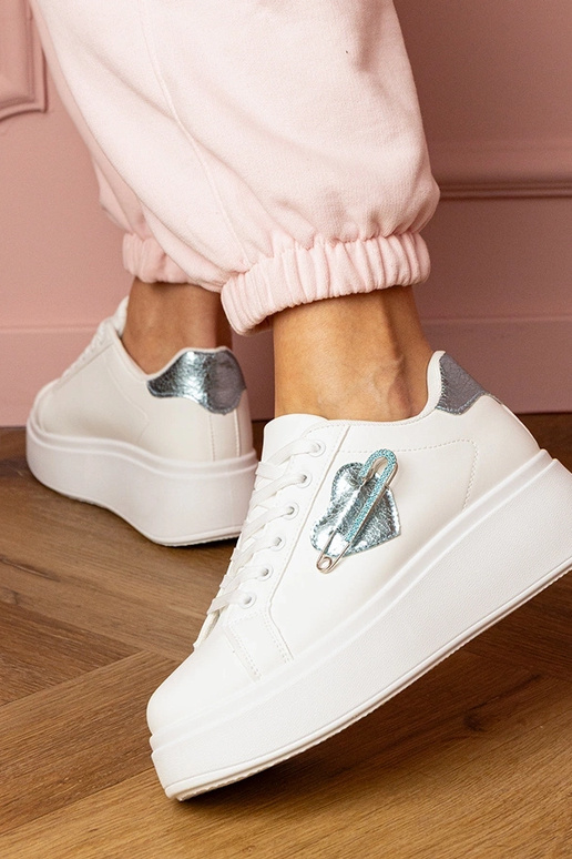 Balti sieviešu sporta apavi ar zilu... Balti sieviešu sporta apavi ar zilu...