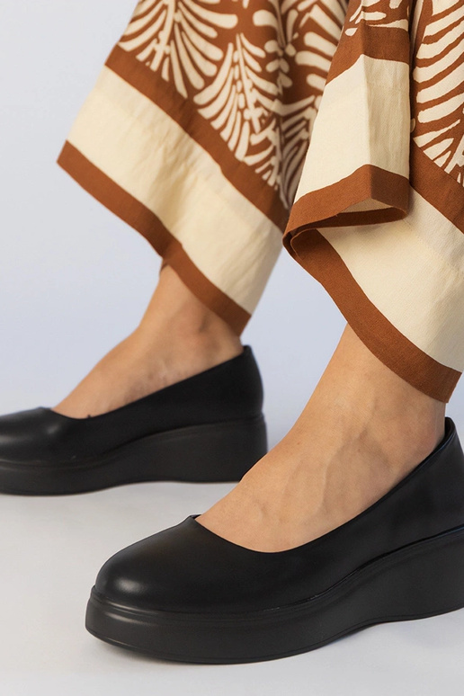 Melnas pusbikses uz platformas no...