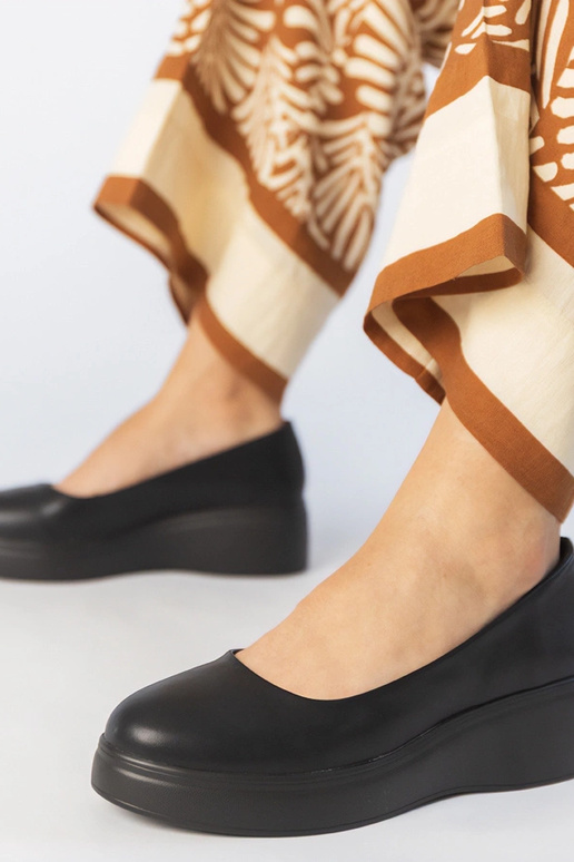 Melnas pusbikses uz platformas no...