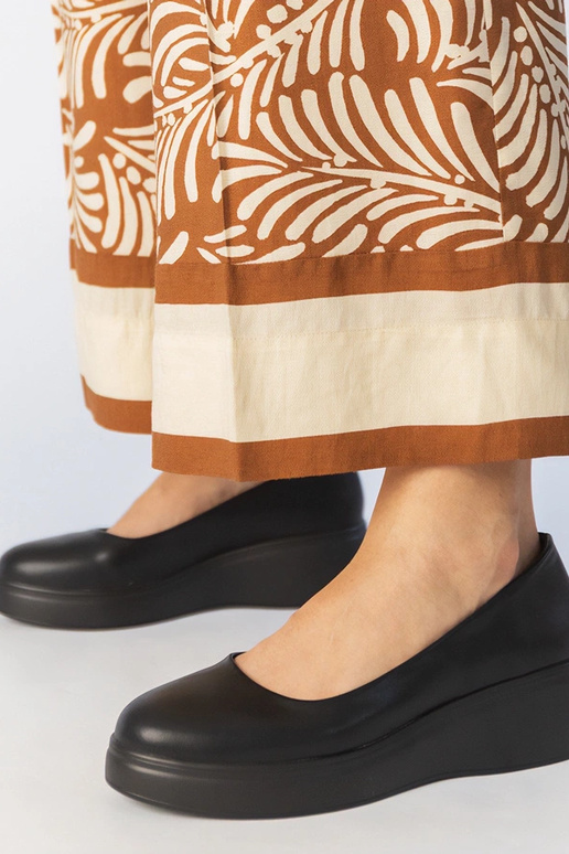 Melnas pusbikses uz platformas no...