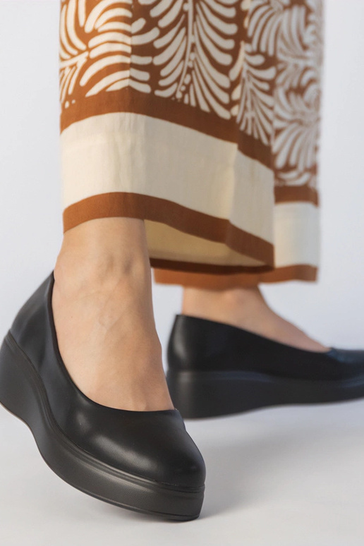 Melnas pusbikses uz platformas no...