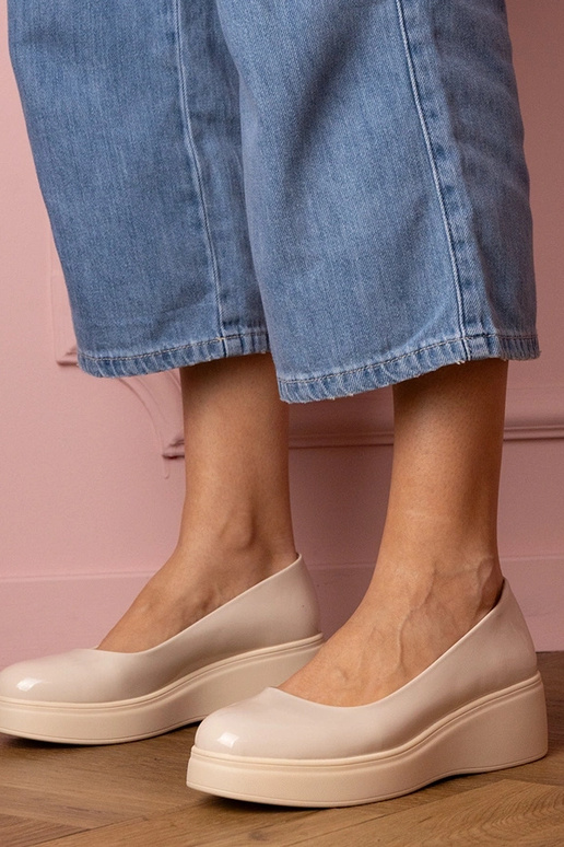 Smilškrāsas lakoti sieviešu puszābaki... Smilškrāsas lakoti sieviešu puszābaki...