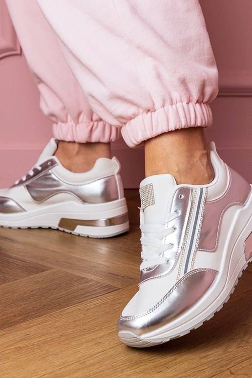 Balti sporta apavi ar kristāliem un... Balti sporta apavi ar kristāliem un...