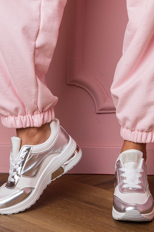 Balti sporta apavi ar kristāliem un... Balti sporta apavi ar kristāliem un...