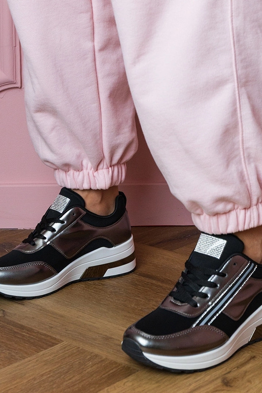 Melni sporta apavi ar kristāliem un... Melni sporta apavi ar kristāliem un...